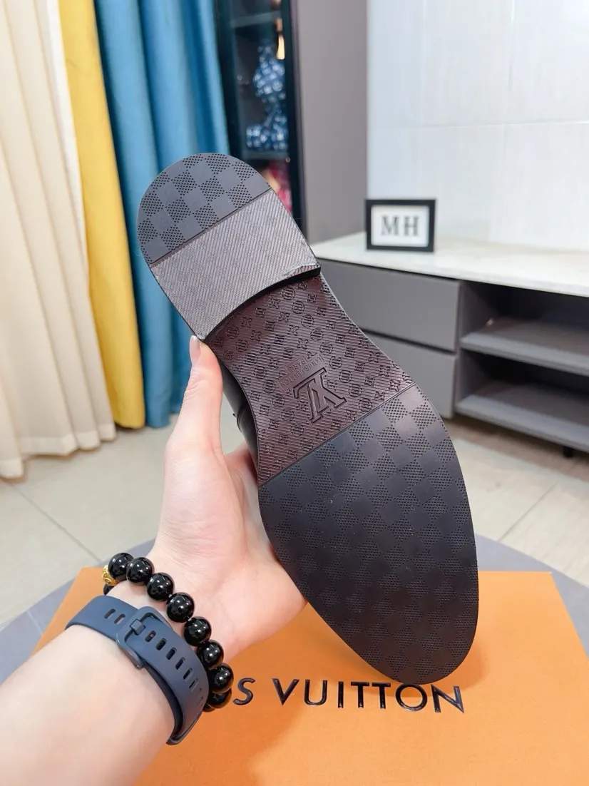 Men's Men's Shoes 💰458🌹🌹Niuli [LV] Louis Vuitton's new open-edge pigskin shoes are the most popular classic. Synchronized with the official website, the upper adopts Italian imported upper embossing➕comfortable cowhide lining, fashionable atmosphere, unique brand and unique craftsmanship. Highlighting the hot style of the new year. Stop hesitating, stop wandering, get it now. Code number: 38--44